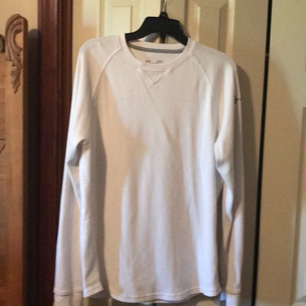 Long sleeve tee with logo on the sleeve
